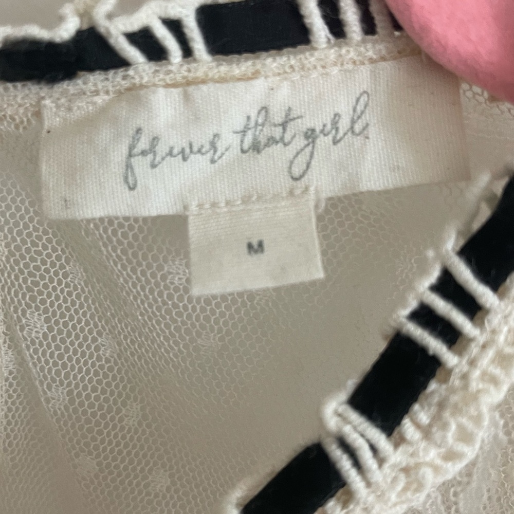Forever That Girl size M beautiful lacy top with frill detailing and undershirt - Picture 3 of 5